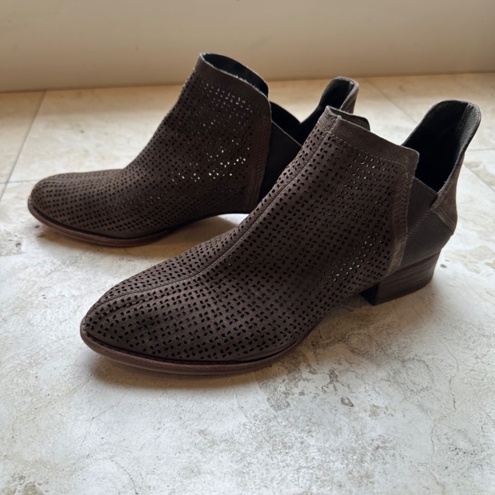 Vince Camuto Celena Booties Size 7.5 Taupe